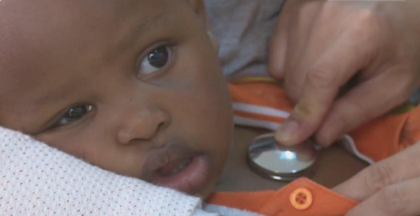 非洲孩子得了“绝症”，母亲放弃治疗，中国医生用一片药把她治好