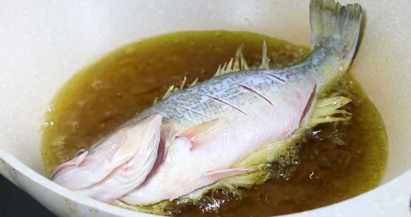 做红烧鱼怎么不掉鱼皮,做红烧鱼之前怎么处理鱼