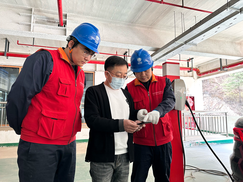 节日我在岗护航群众平安出行,节日我在岗为群众出行保驾护航