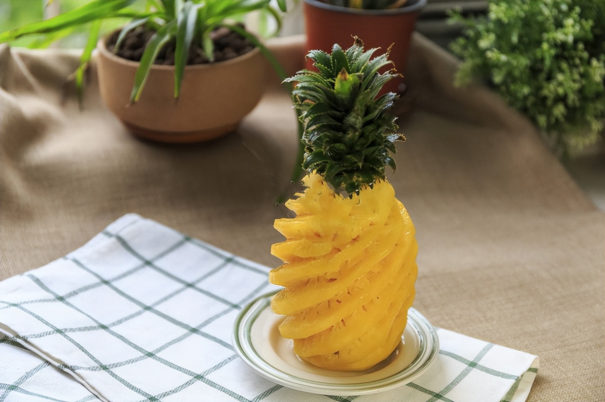 菠萝切块后第二天还能吃么,菠萝切了第二天还可以吃吗