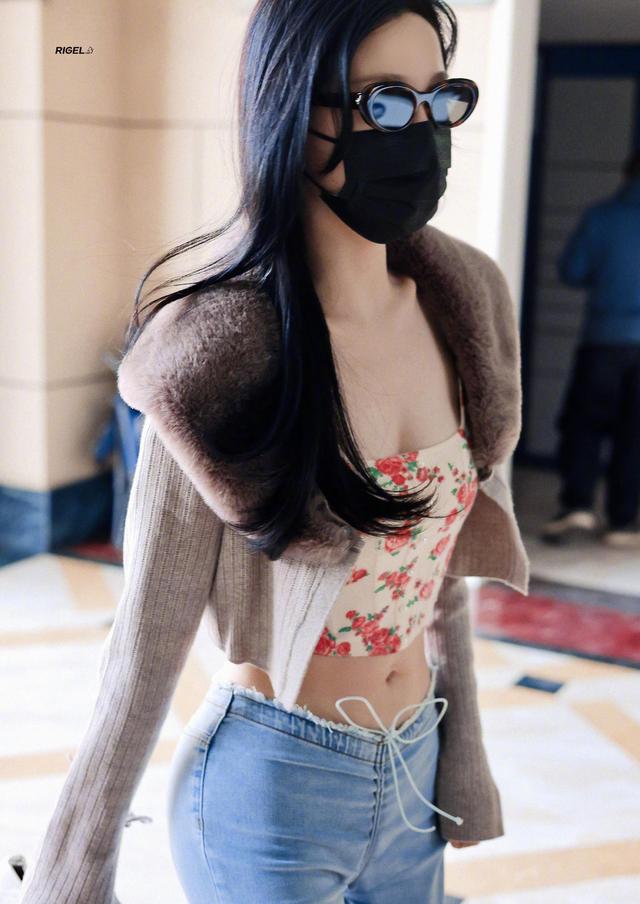 虞书欣腰臀比整过吗,虞书欣vs迪丽热巴腰臀比