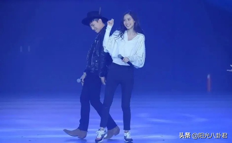 明星同框杨幂和肖战,众女星与谢霆锋合影