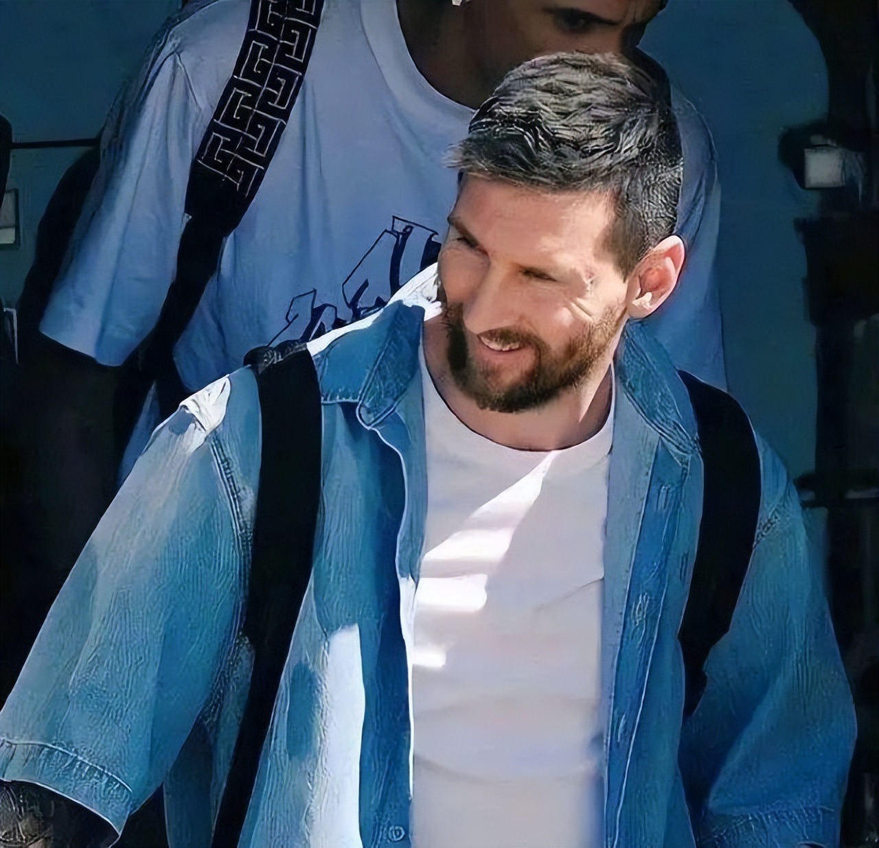 闯进场拥抱梅西球迷发声,球迷冲进球场拥抱梅西跑了多少米