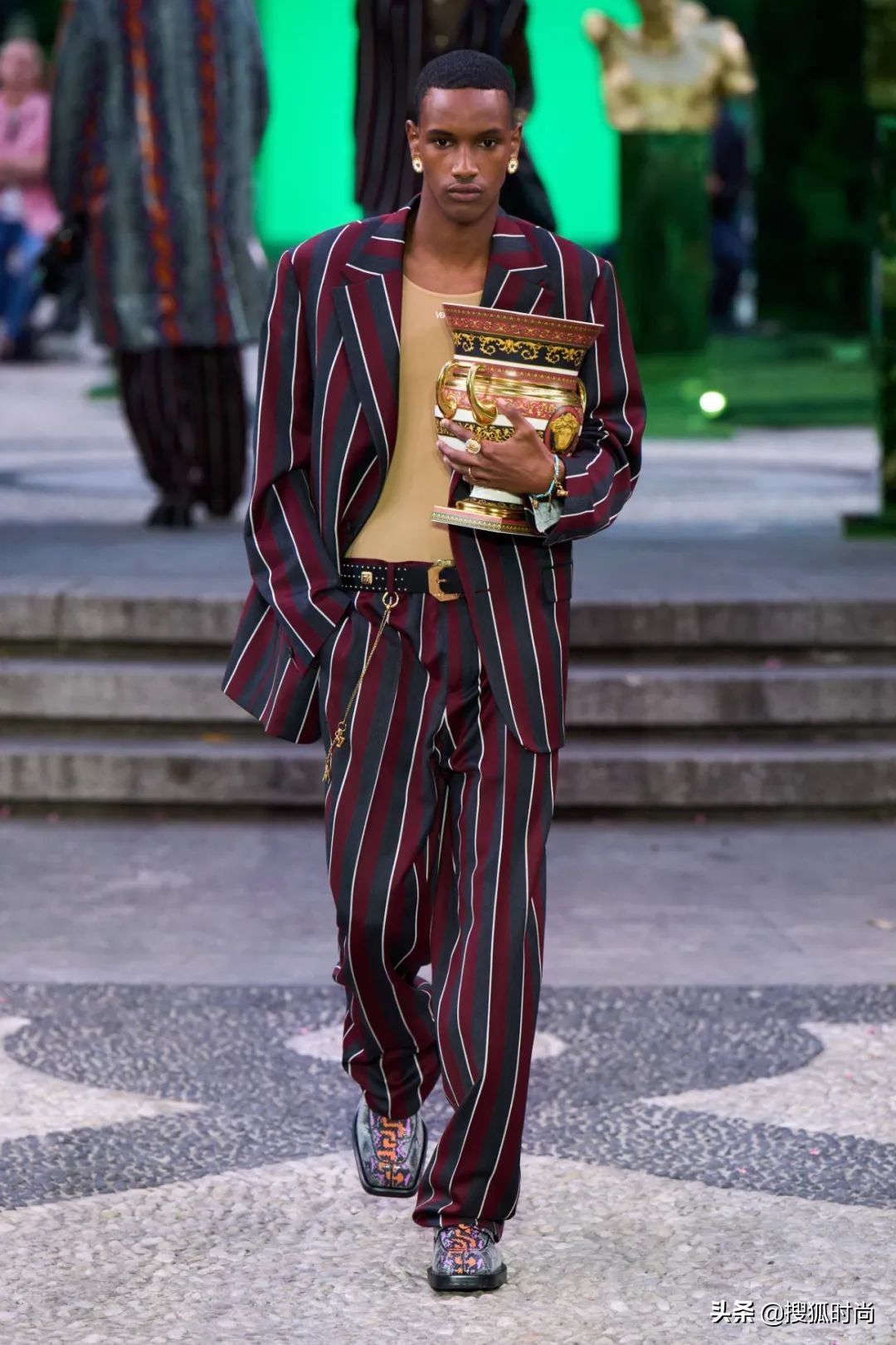 米兰男装时装周衬衣短裤,米兰时装周黑色露肩