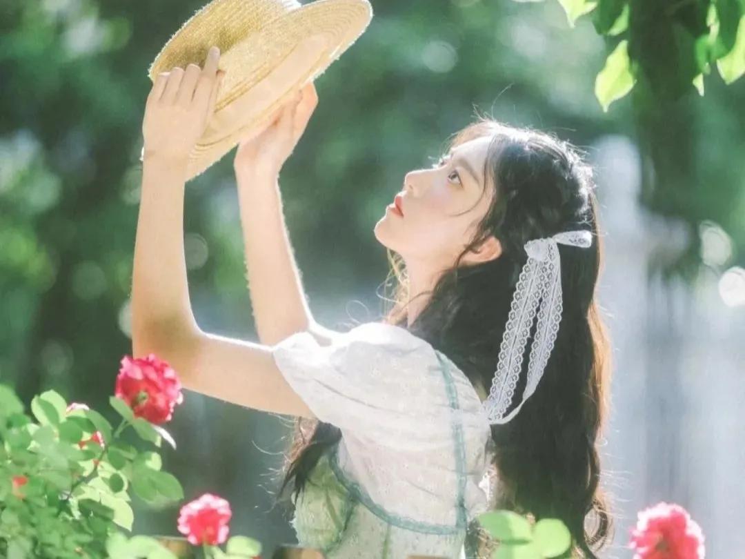 他是令人闻风丧胆的总裁，性子清冷孤傲，一张她照片，入了他的眼