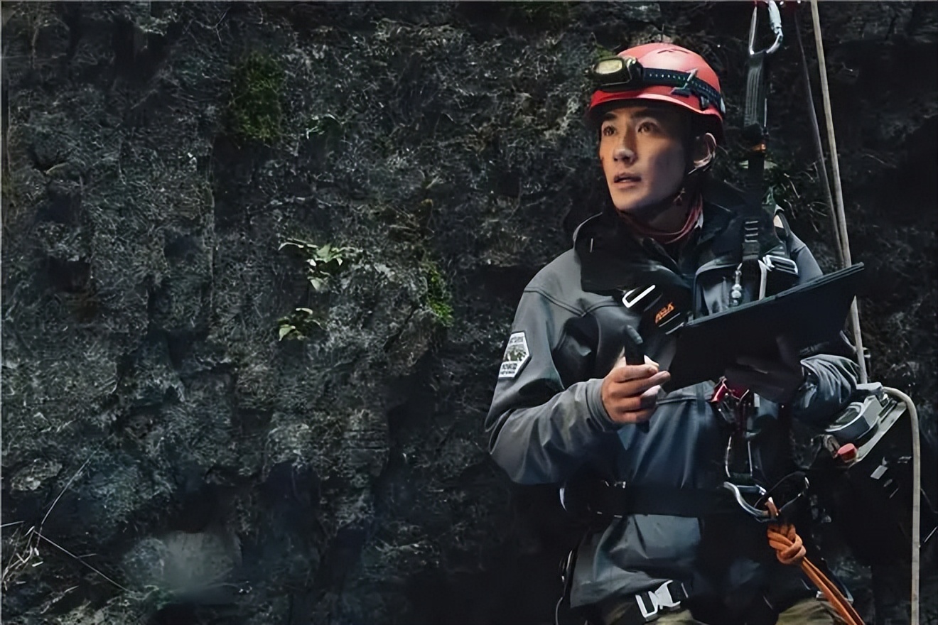 寻求集体认同的救助者，是生与死的过渡性标准，连通众人伦理情感