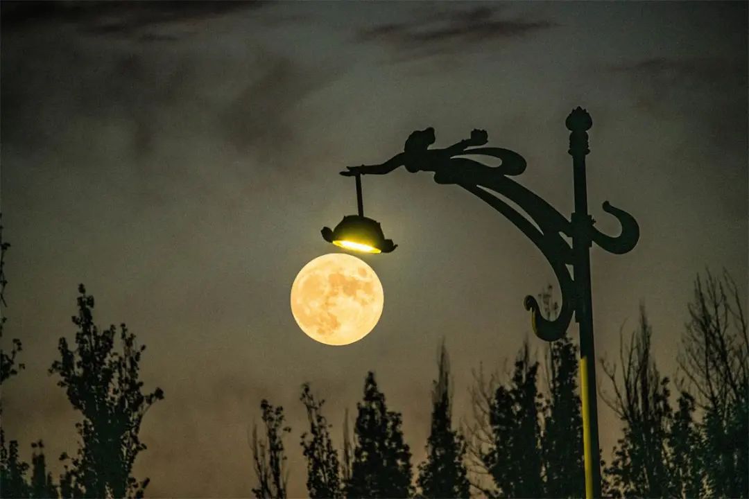 【美景敦煌】敦煌，一轮超级圆月悬挂夜空