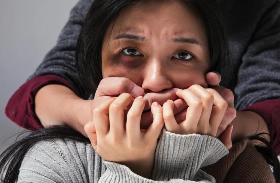 女儿被家暴女婿更惨,女儿被家暴父母该怎么办