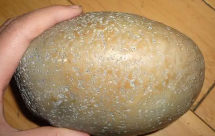 河南老汉600元买来发光水晶，深夜发出强光，专家称萤石夜明珠