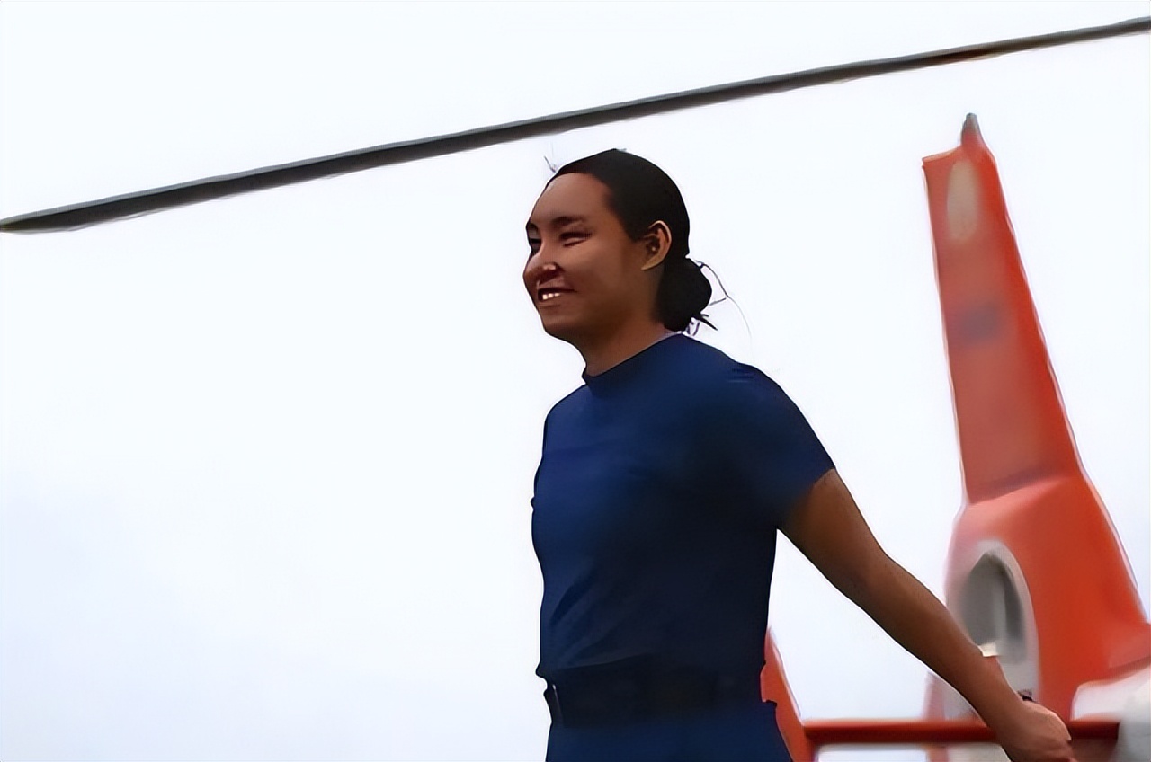 华人女兵在美军舰上干什么,美军华裔女兵向中国海警喊话