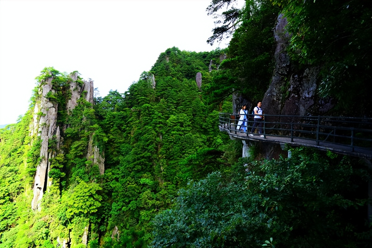 羊狮慕与张家界哪个好,江西明月山和羊狮慕哪个更值得去
