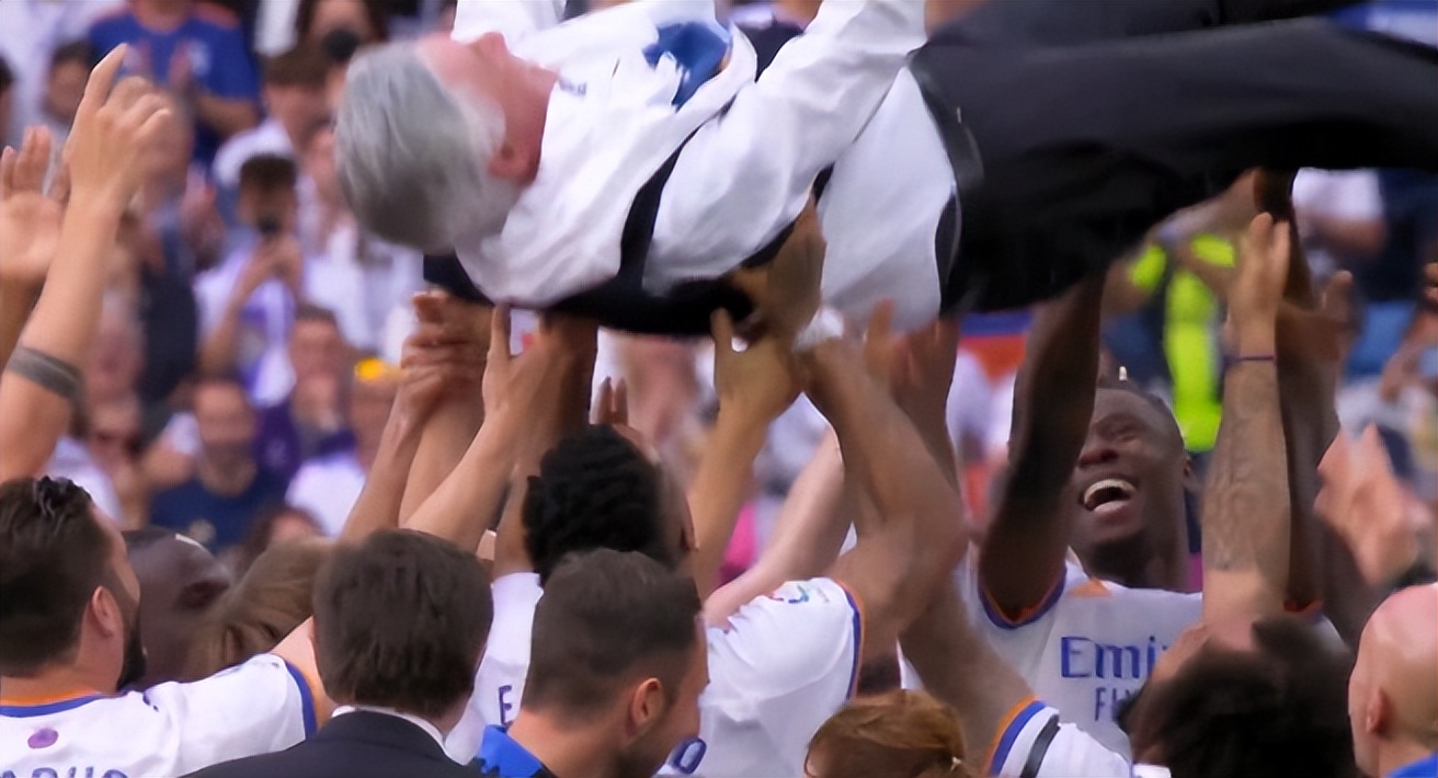 众生相!马塞洛高举奖杯,安切洛蒂被抛起,阿扎尔“带伤”庆祝