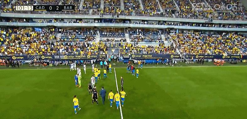 球迷晕倒球员抛除颤器,球迷突发意外