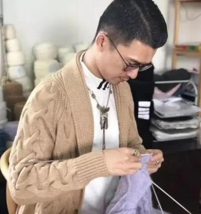 回乡织毛衣年入500万,85后小伙回家织毛衣年入500万