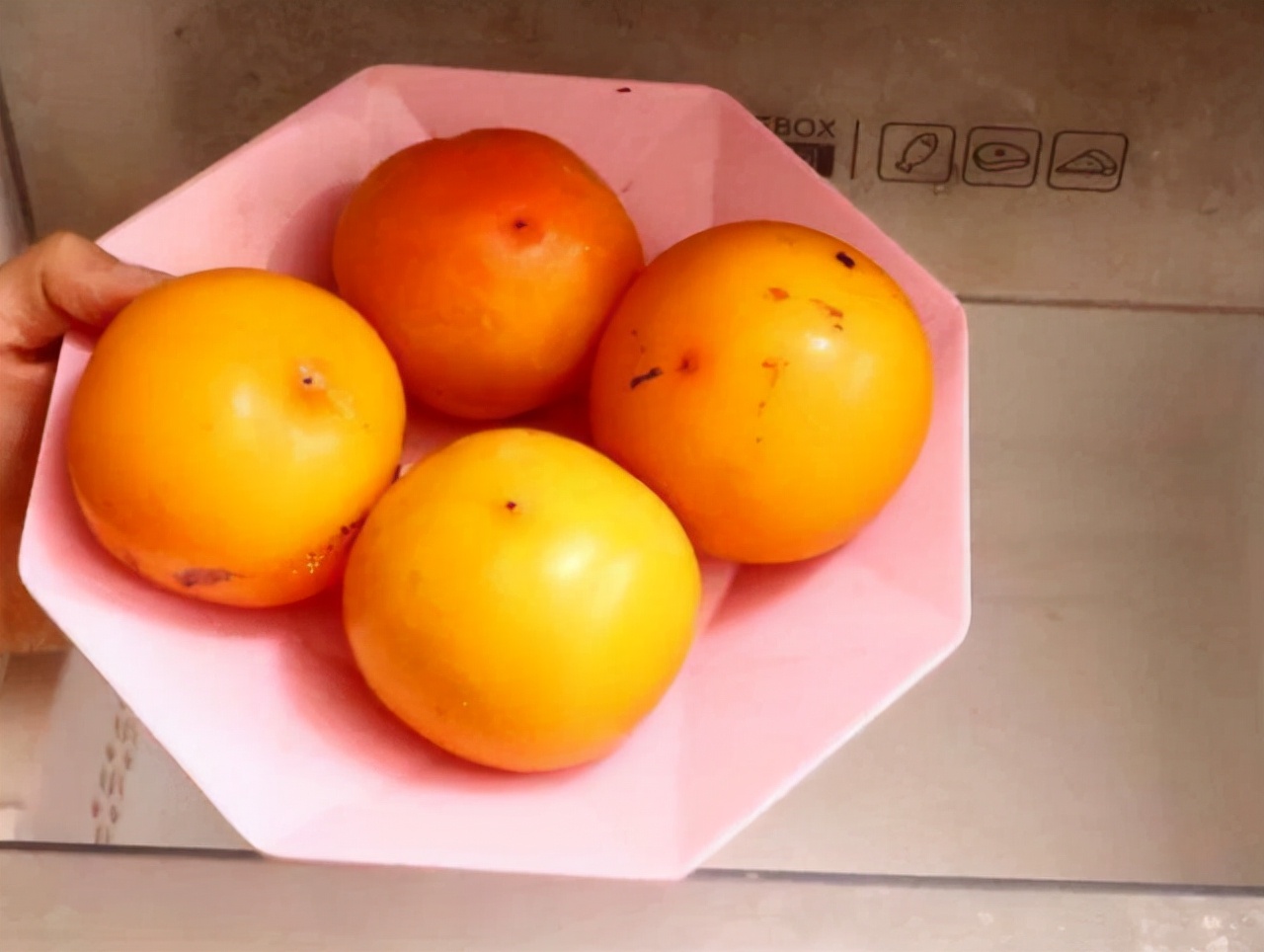 女大学生减肥一直吃零食,23岁女孩为减肥只吃水果充饥