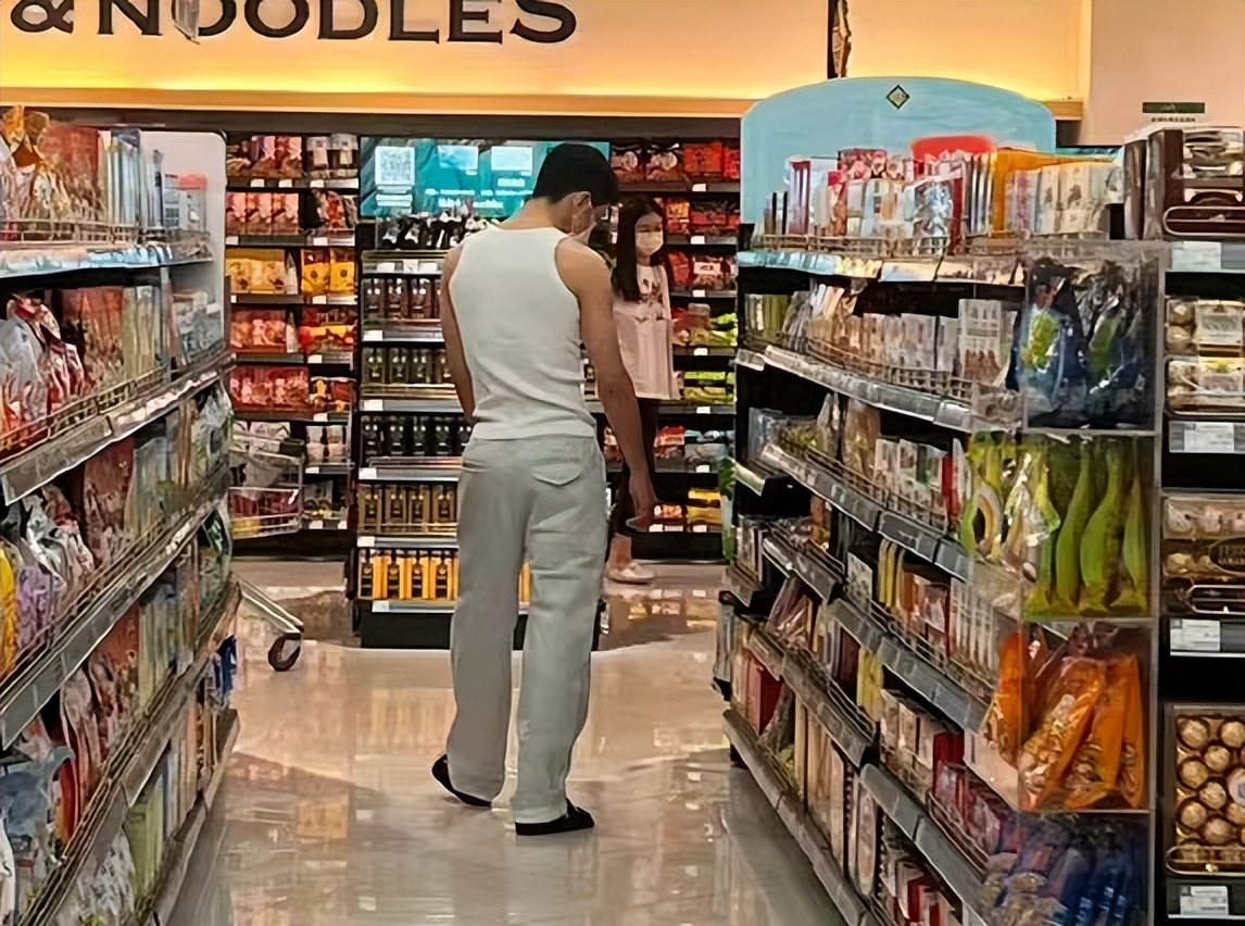 路人声称夜跑偶遇井柏然刘雯，猜测两人在一起，网友挖出更多巧合