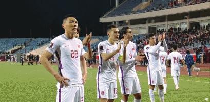 国足客场1比3不敌越南赛后谢场,国足被粉丝怒骂名场面