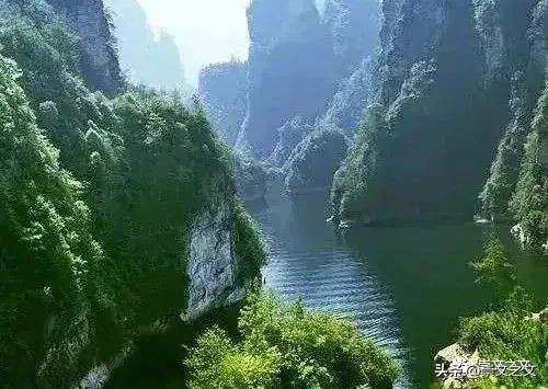 知青往事：晚饭后她跟着男老师跑山溪洗澡被赶回，让女老师笑疯了