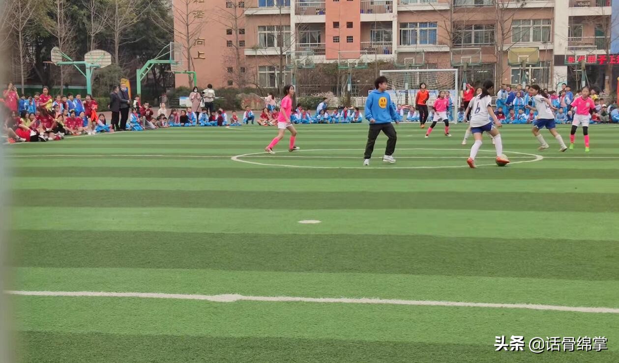 张琳艳父母被表彰,张琳艳家乡看女足夺冠