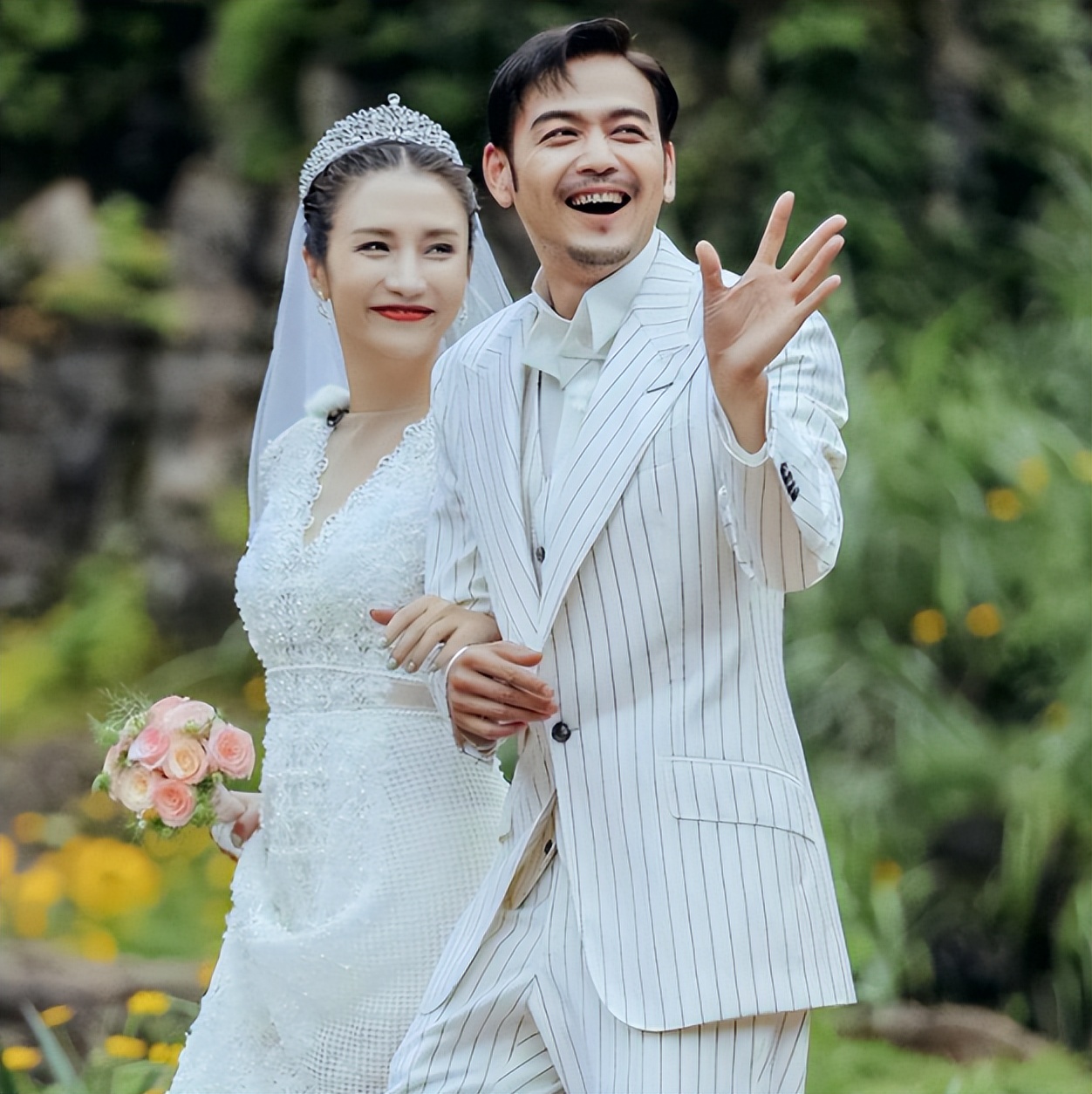 杨烁终于活成你想要的样子,杨烁从年轻到现在颜值变化