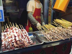 吃了烤肠里面的蛆会有事吗,火腿肠里吃到虫子是真的吗