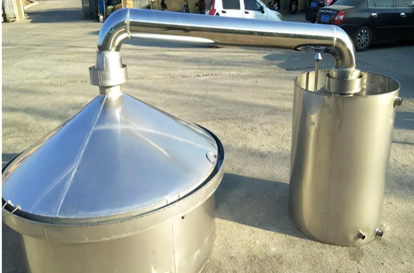 退休大爷不喝茅台却痴迷酿酒，自购设备酿完试饮，行家惊呼：别喝