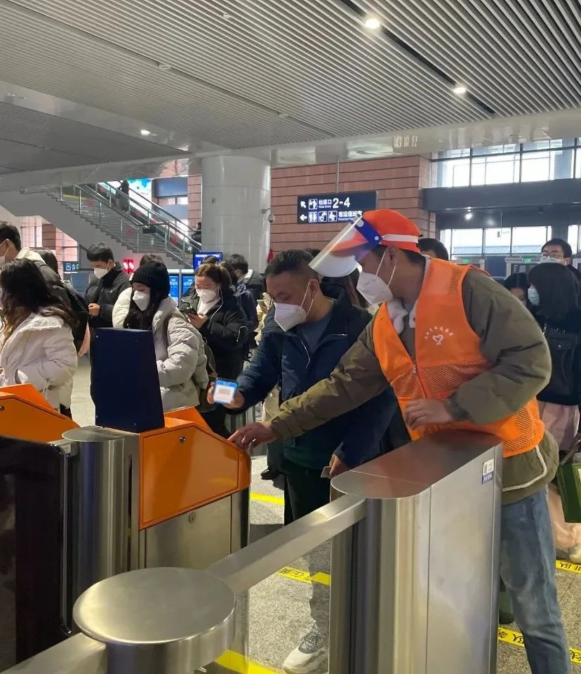 青春志愿爱在旅途春运志愿者活动,青年志愿者开展春运志愿活动