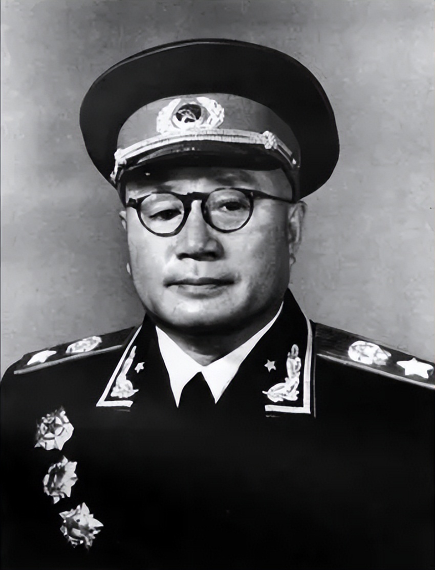 蒋介石如何评价十大元帅？唯有*德朱**可称上帅，贺龙这个人太可怕了