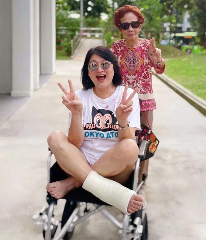 新加坡一姐陈莉萍近况，脚骨折拒绝动手术，打石膏需坐轮椅出行