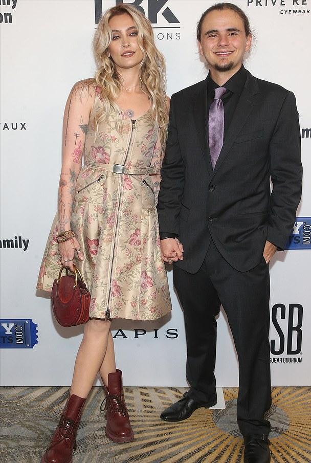 杰克逊女儿写真照,杰克逊和女儿的近照