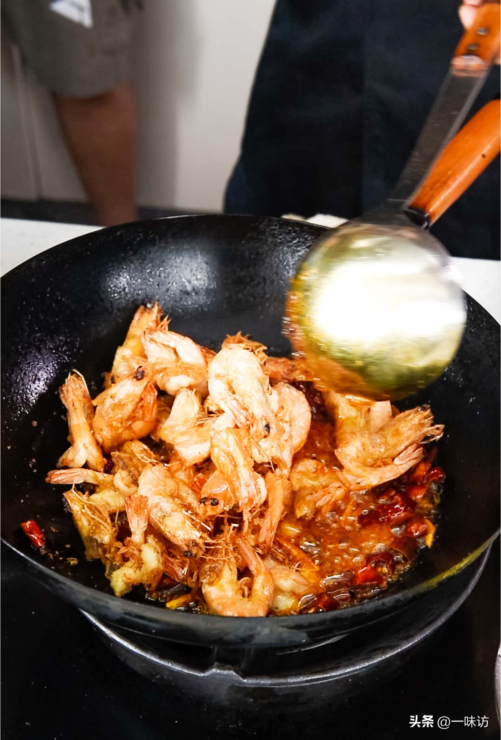 家常干锅虾简单做法非油炸不辣,水煮后的虾怎么做干锅虾