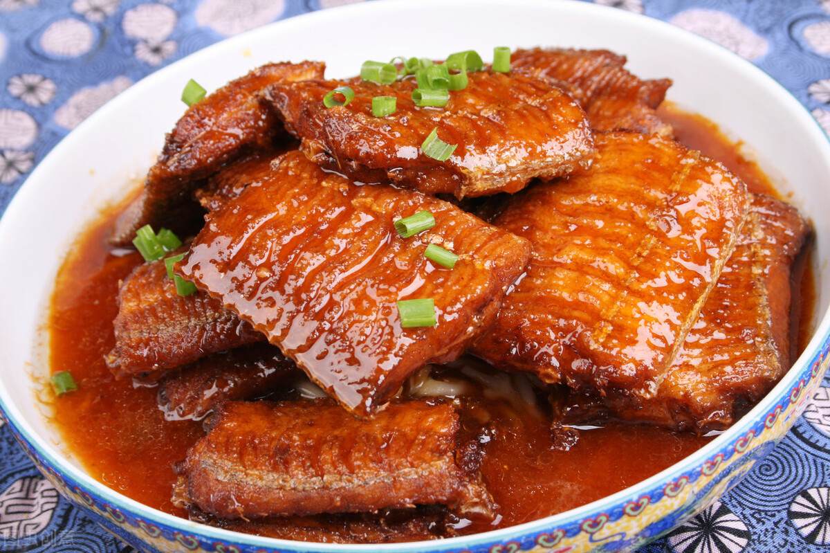 炒糖色一般一个菜放多少冰糖合适,用白糖炒糖色还是冰糖熬糖色