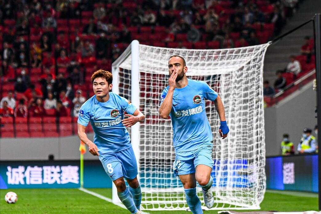 敢挑领头羊！悲壮！平民河南2-3落败上港却奋勇呐喊：我们不服！