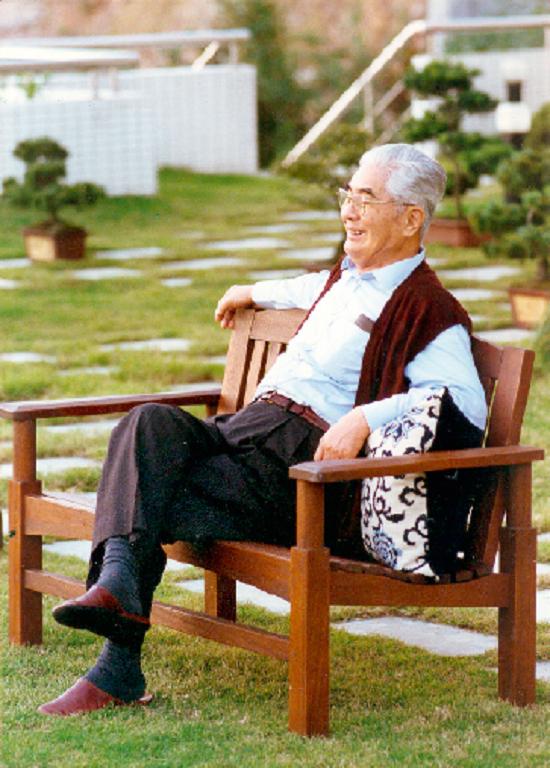 荣毅仁创办中信集团，*小平邓**嘱咐：不要搞官僚主义企业，结果如何