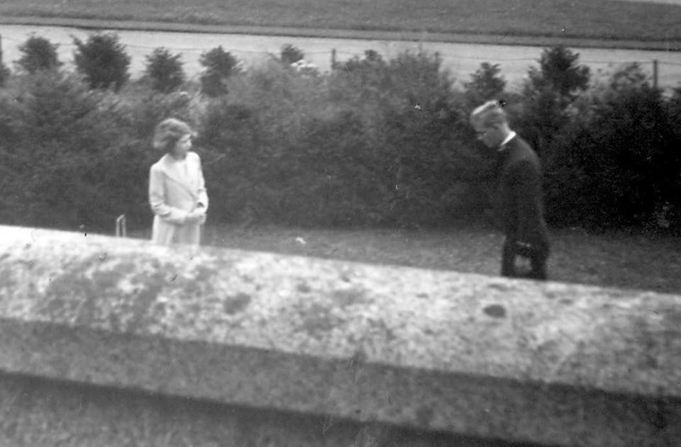 1939年，13岁未来女王遇见19岁落魄王子，两人一见钟情，然后呢