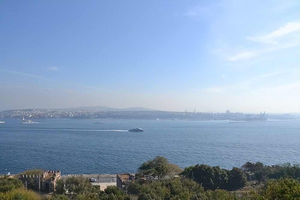 土耳其海峡的地理位置特征以及气候特点