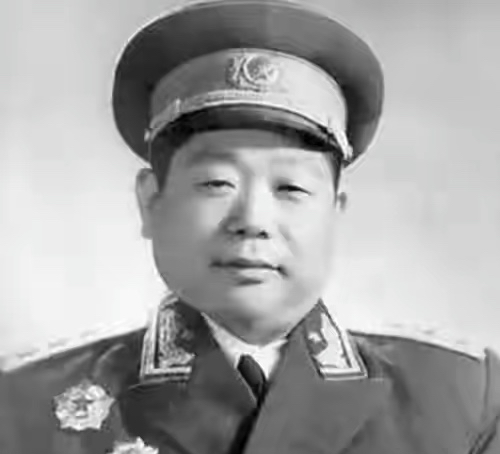 他34岁成为重庆首任市长，后当副总理，毛主席晚年两次要他挂帅