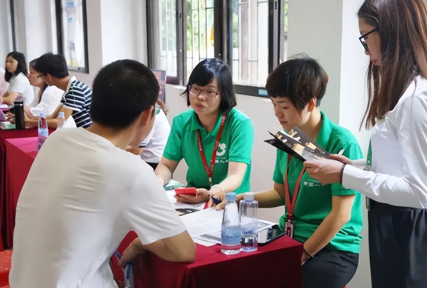铁饭碗和工资翻几倍的工作选哪个,铁饭碗与高薪应该怎么选择