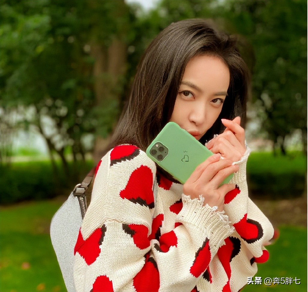 宋茜一身海盗衫现身机场,宋茜口罩