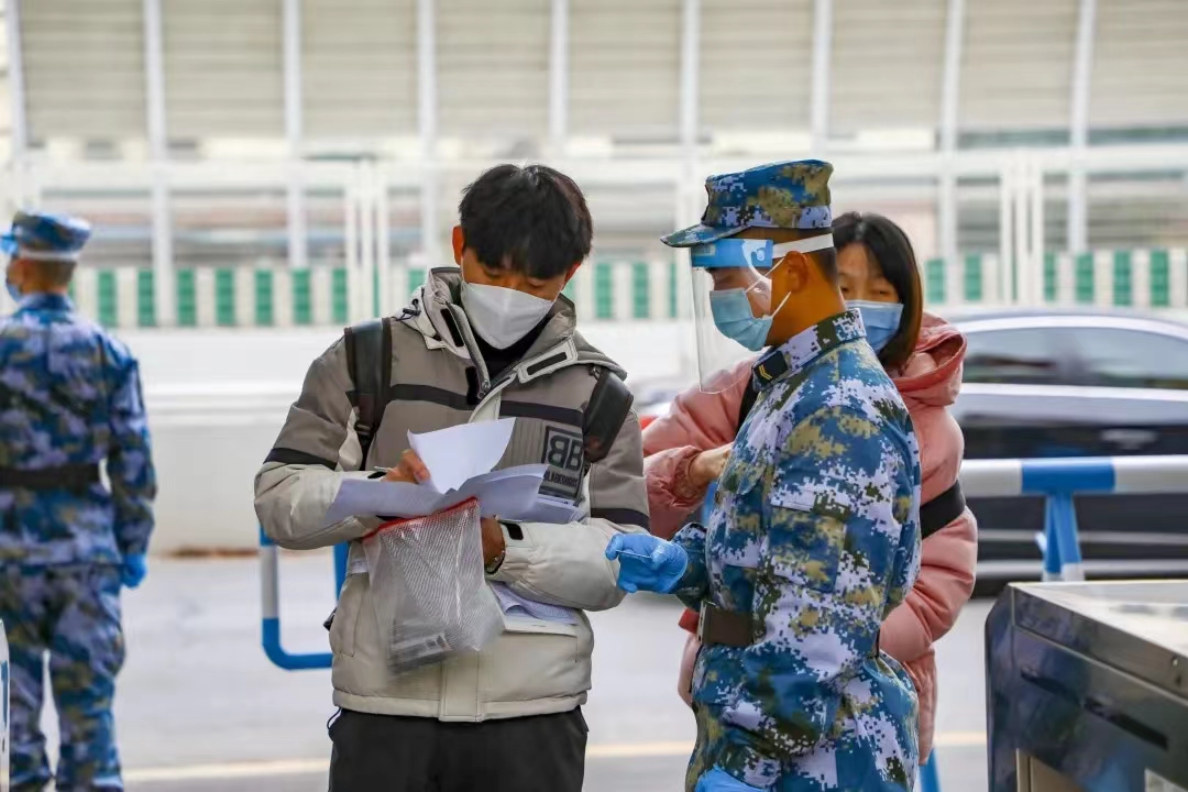 军队文职人员和公务员有哪些区别,部队文职比事业编待遇好吗