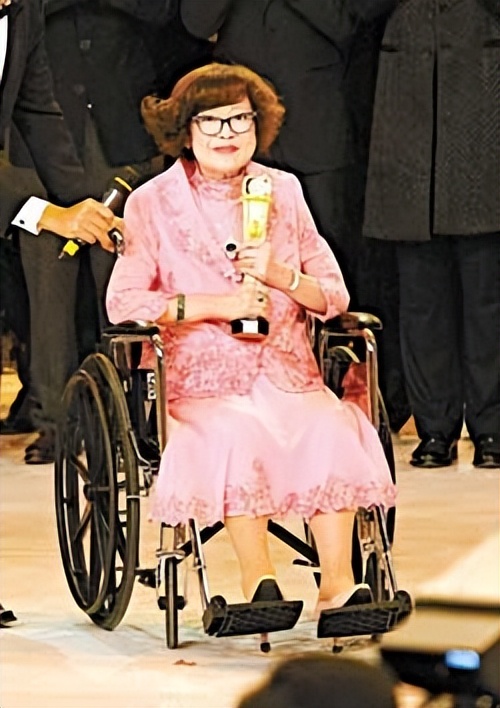 郑欣宜被曝抑郁症后露面,郑欣宜消失三个月首露面