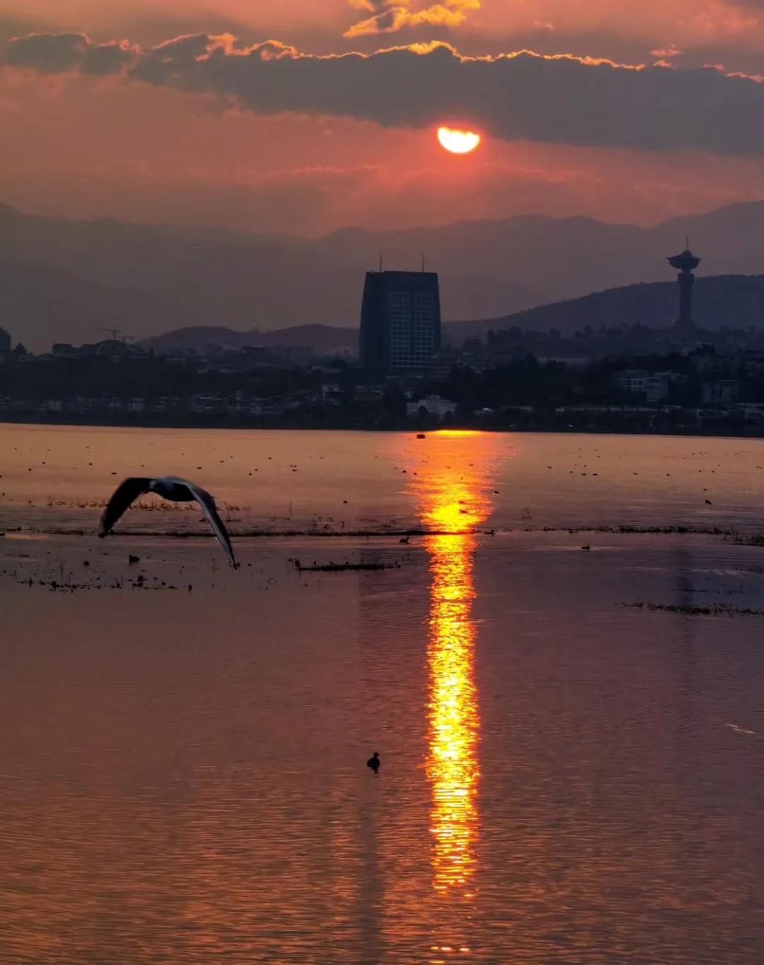 梦幻洱海白纱婚纱照,梦幻洱海