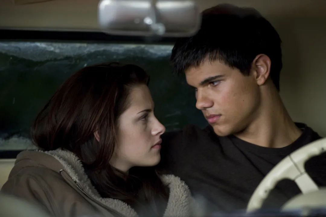 让霉霉写歌后悔分手的男神官宣结婚！娶同名小护士：这缘分绝了…