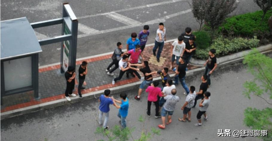 民警强迫男子和解后，刚出警局就被绑走殴打，这只是玩忽职守吗？