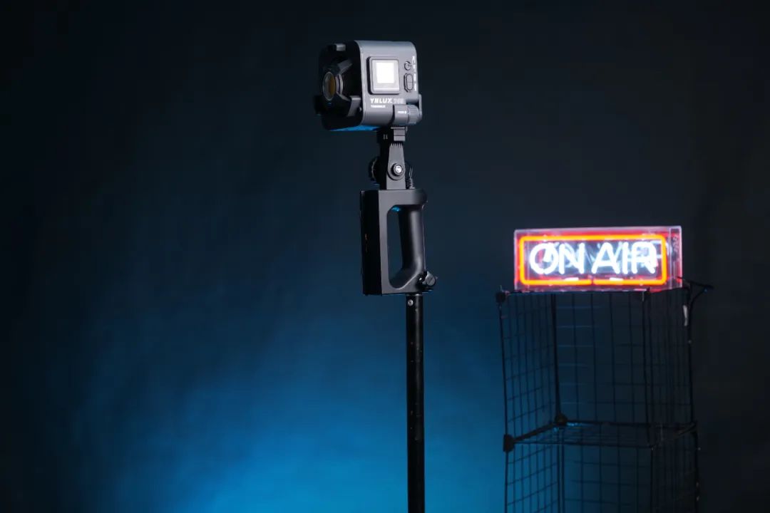 永诺ynlux100补光灯电池,永诺ynlux100pro使用教程