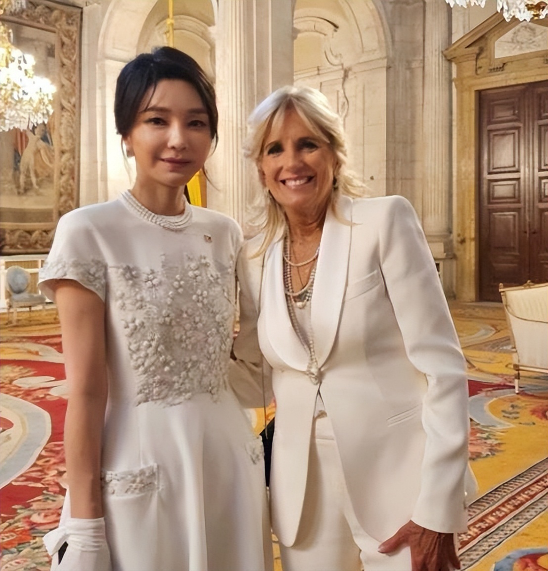 韩国第一夫人穿蓝西服,韩国第一夫人红宝石项链