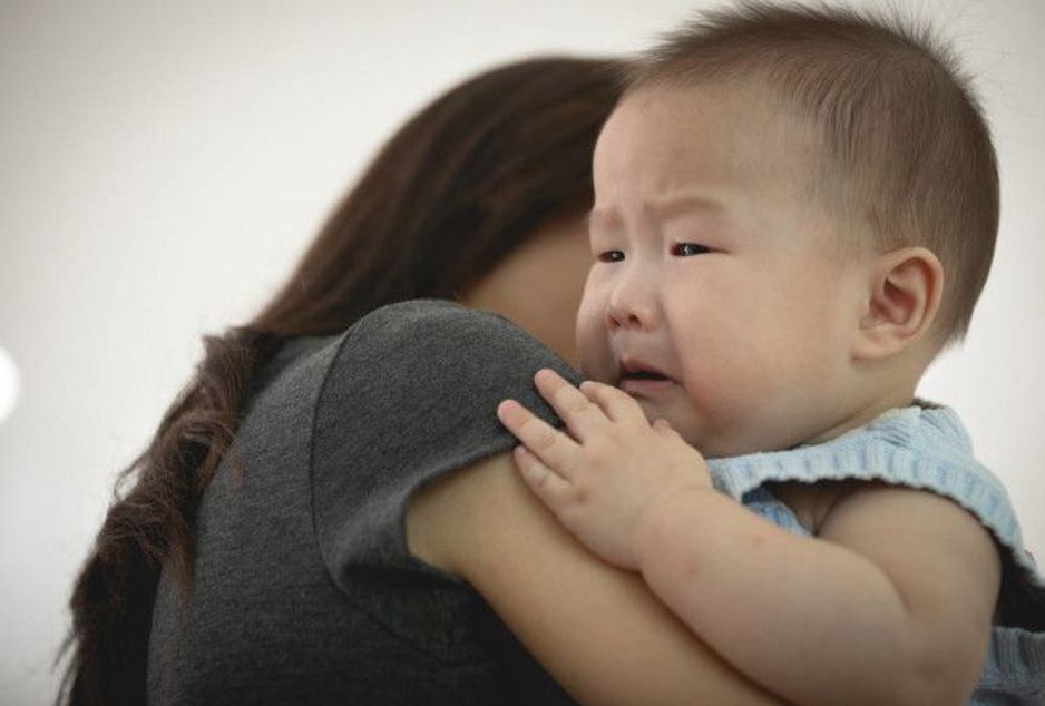 妻子在家哺乳，被丈夫羞辱“一毛钱都赚不到”，全职妈妈太难了