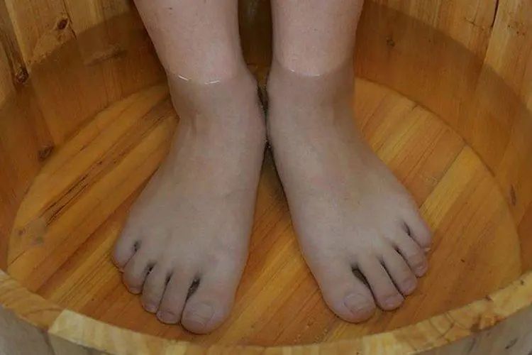 “脚气”真菌怎么治才能根除？教你3个实用方法，根治脚气不复发