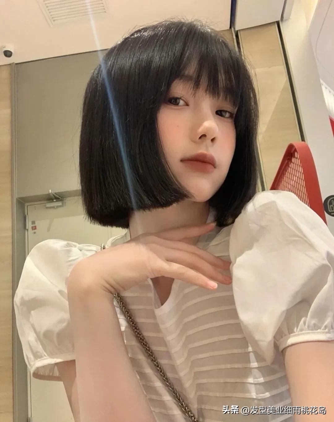 眉上刘海短发发型,短发八字刘海发型