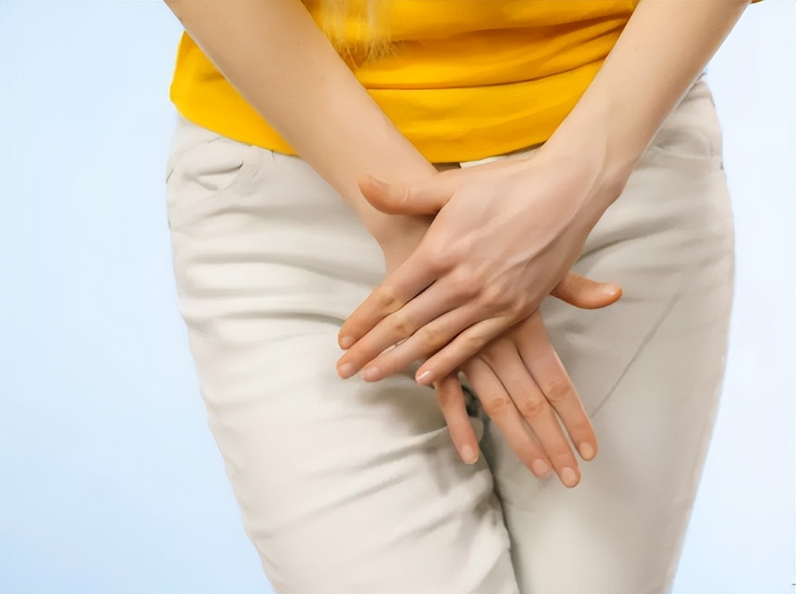 女子体内有蜱虫被医生拿镊子拔出,女子身上长虫医生拿镊子治疗